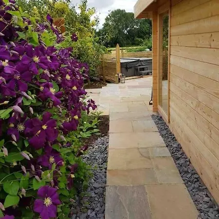 Moors Wood Relaxing ,Tranquil Retreat With Hot Tub Villa Chippenham  Exterior photo