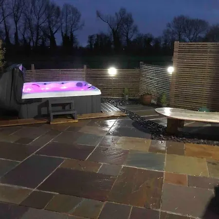 Moors Wood Relaxing ,Tranquil Retreat With Hot Tub Villa Chippenham  Exterior photo