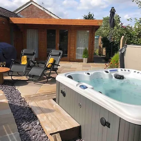 Moors Wood Relaxing ,Tranquil Retreat With Hot Tub Villa Chippenham  Exterior photo