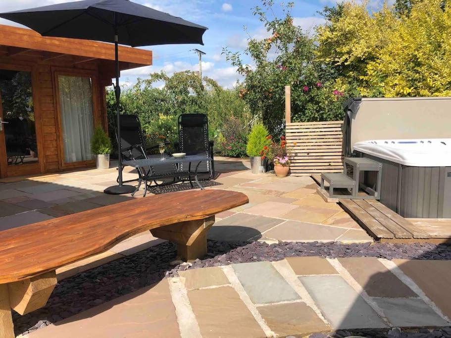 Moors Wood Relaxing ,tranquil Retreat With Hot Tub * Chippenham (Wiltshire)
